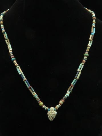 Oud-Egyptisch Ketting van faience mummie-kralen met een