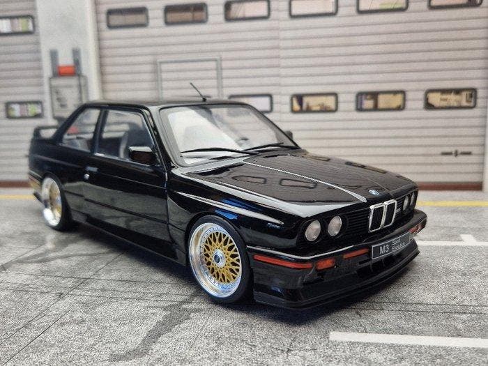Solido 1:18 - Modelauto - BMW E30 M3 evolution 1990 met, Hobby en Vrije tijd, Modelauto's | 1:5 tot 1:12