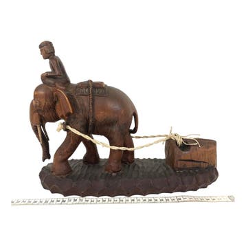 Houten beeld - Indonesische bosbouwer op olifant