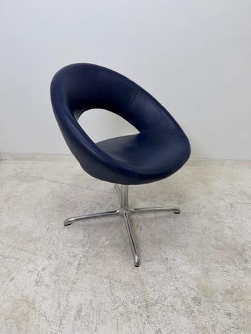12 stuks Artifort Nina design kuipstoel donkerblauw leer, Vergader- of Presentatieruimte, Ophalen of Verzenden, Gebruikt, Stoel
