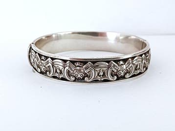 Zilver - Armband - reliëf/ repousse motief