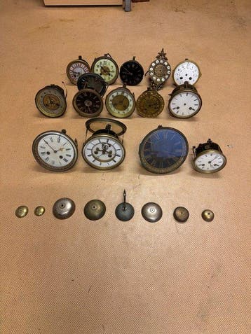 Collectie Franse uurwerken (23) - - Gegoten messing -