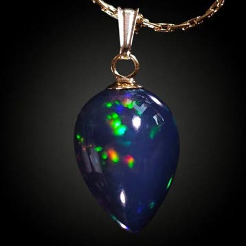 Geen Reserve – 5,95 ct Donker peervormige opaal met groen en