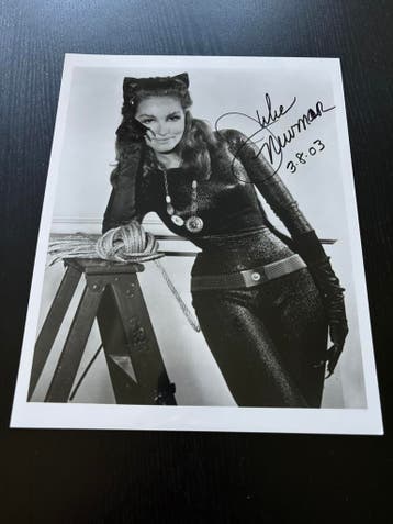 Batman - Gesigneerde foto Julie Newmar (Catwoman), Ophalen of Verzenden, Nieuw, Film, Foto of Kaart