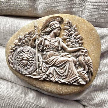 Griekse mythologie — Athena aan de troon gezeten met heilige