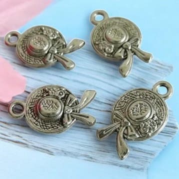 4 x Metalen bedeltje van een zonnehoedje, antiek zilver k..., Ophalen of Verzenden, Nieuw, Bedel
