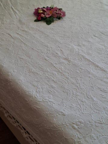 Elegante witte sprei met een delicaat bloempatroon en fijne