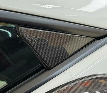 Dit betreft een Porsche 992.1 / 992.2 carbon driehoek, Verzenden