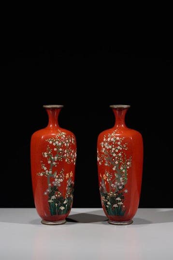 Vaas - Een cloisonné-vaas met een draak op een