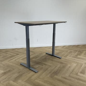 Kinnarps elektrisch zit-sta bureau 140x80 cm, midden eiken -, Huis en Inrichting, Gebruikt, In hoogte verstelbaar, Ophalen of Verzenden