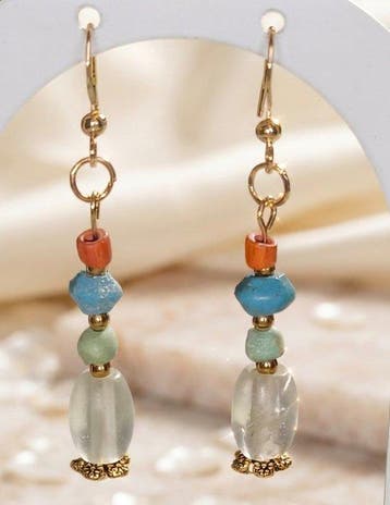 Oud-Egyptisch Verguld Hangoorbellen - Faience / getint glas