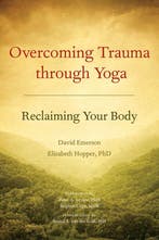 9781556439698 Overcoming Trauma Through Yoga | Tweedehands, Boeken, Verzenden, Zo goed als nieuw, David Emerson