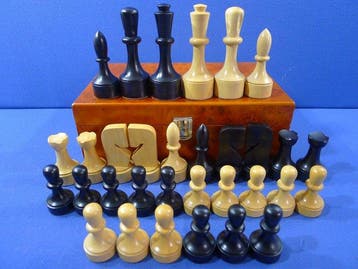 tres rare jeu déchecs Minimaliste en buis pondéré feutré et