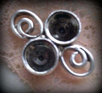 1 x Metalen kastje tussenzetsel 25 x 18 mm – oogjes 2 mm.., Hobby en Vrije tijd, Ophalen of Verzenden, Nieuw, Tussenstuk of Tussenkraal