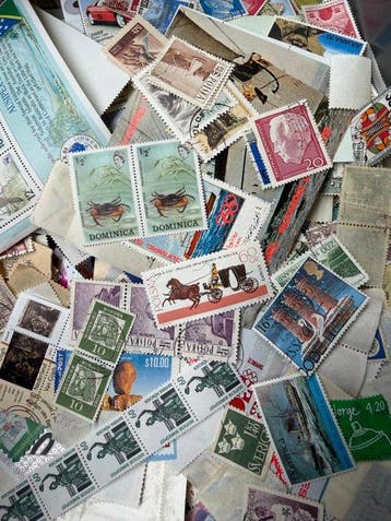 Wereld - Ruim 5000 ongesorteerde postzegels in doos,, Gestempeld