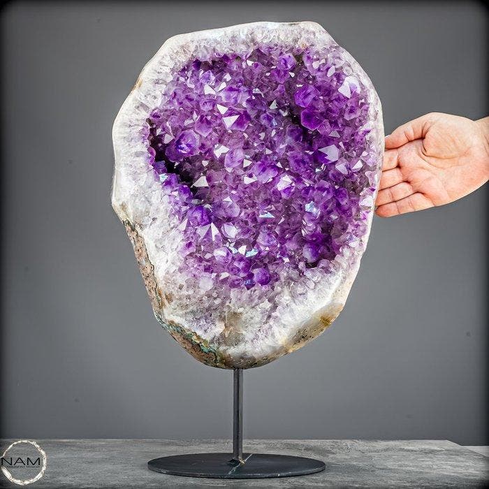 Prachtige Amethist op Standaard – Majestueuze Kristalenergie, Verzamelen, Mineralen en Fossielen