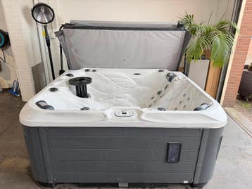 Luxe jacuzzi Passion spa Pleasure incl plaatsing en garantie, Zo goed als nieuw, Pomp
