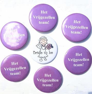 Het Vrijgezellenteam buttons paars 6x en 1x Bride to Be wit, Verzenden, Nieuw, Versiering, Geboorte of Huwelijk