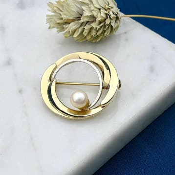 Bicolor broche met cultivéparel; 8 karaat, Gebruikt, Geel, Ophalen of Verzenden, Met edelsteen