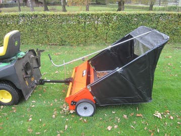 AGRIFAB gras- bladveegmachine (type 112 (cm.), opvang 708 lt, AGRIFAB, Nieuw, Ophalen of Verzenden, Opvangzak