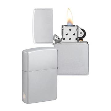 Zippo Stormaansteker - Satijn-chroom met vlamgravure op de, Verzamelen, Verzenden, Zo goed als nieuw