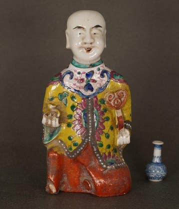 Jiaqing (1796-1820) - Beeldje - Seated Boy holding a Peach