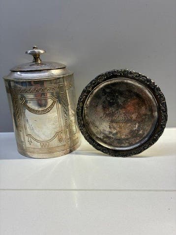 Decoratief ornament (2) - België - Theepot en schaal Zilver