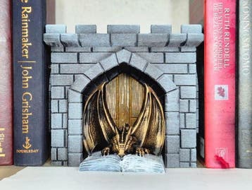 Dragon in castle book nook - Fantasy decor gift for him her, Verzamelen, Beelden en Beeldjes, Verzenden, Nieuw