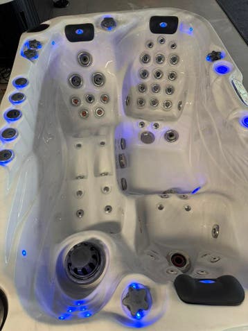 Luxe 3-Persoons Spa / Jacuzzi met Lounge – Plug &amp; Play, Ophalen, Zo goed als nieuw, Pomp, Vast