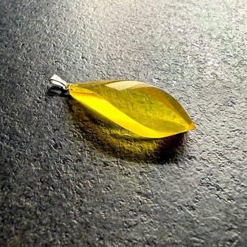 Oude hanger met Baltisch barnsteen cabochon in honingkleurig