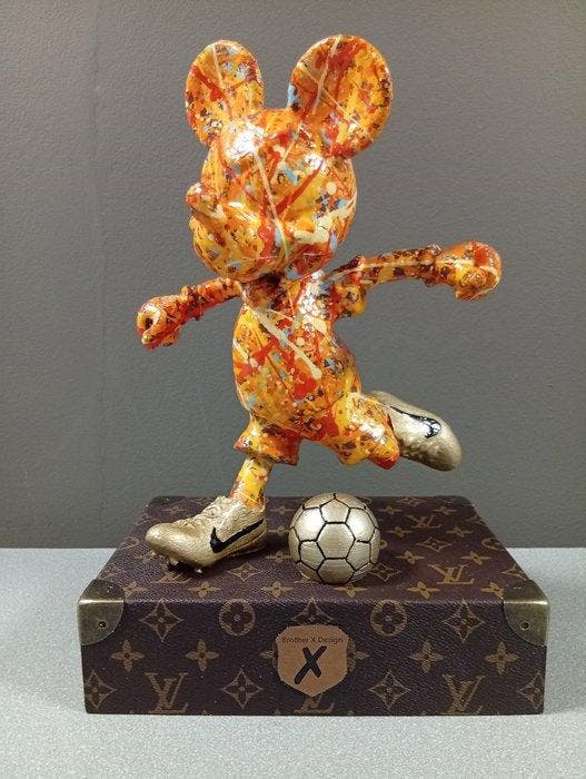 Brother X - Mickey playing football by Louis Vuitton - XL -, Antiek en Kunst, Kunst | Designobjecten