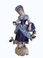 Aelteste Volkstedter - Beeldje - Wine-Growers Wife -