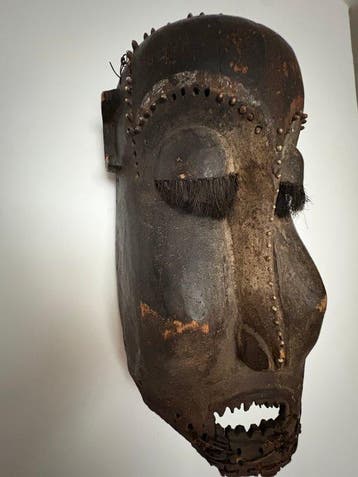 Grote zoömorfe helmmasker met schelpenversiering. -