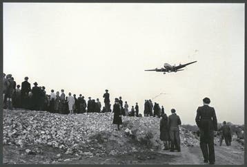Tony Vaccaro - Berliners watchung the Airlift