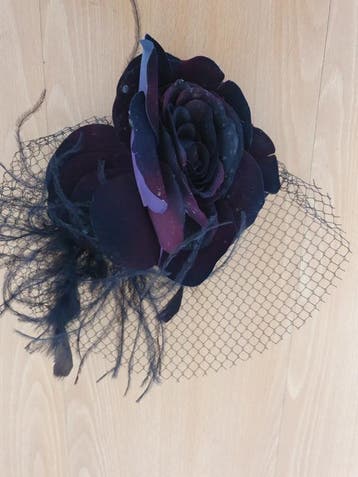 Burgundy Velvet Rose Fascinator., Verzenden, Nieuw