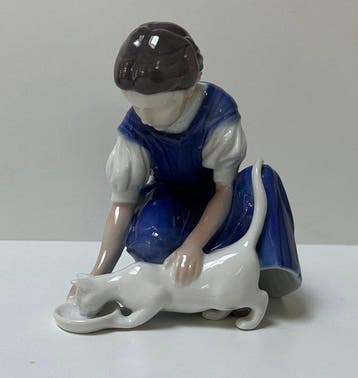 Royal Copenhagen - Figuur - Girl Feeding Cat - Porselein