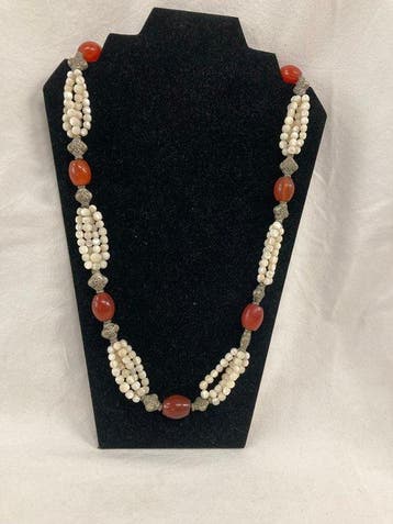 Ketting van Tibetaans parelmoeren kralen, carneool en