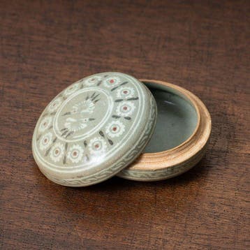 Goryeo-celadon-dekseldoos met ingelegd ontwerp van een rode