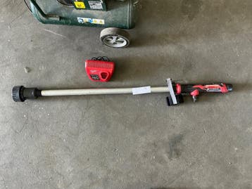 Online veiling: Milwaukee M12 BSWP waterpomp met acculader, Nieuw