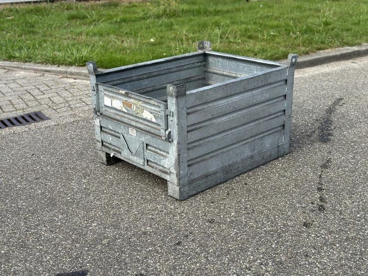 Stapelbak met klep, Stapelbaar, Stalen bak, Stapelbakken,, Doe-het-zelf en Verbouw, Kratten en Dozen, 100 cm of meer, Gebruikt