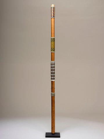 Houten wandelstok (Molamu) met gevlochten telefoondraad –, Antiek en Kunst