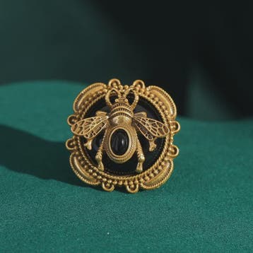 Vintage Goudkleurige Ring met Bij en Zwarte Steen - Romantis, Sieraden, Tassen en Uiterlijk, Antieke sieraden, Verzenden