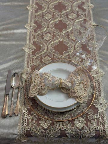 Elegant tafellaken voor grote tafels. Franse elegantie in
