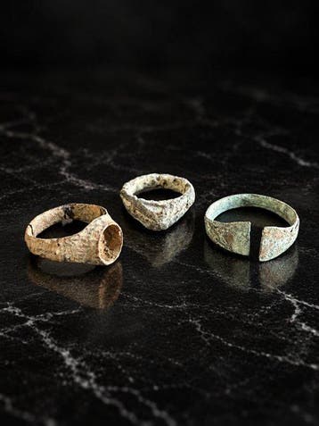 Middeleeuws Brons Groep van drie vingerringen uit de 10e tot, Antiek en Kunst