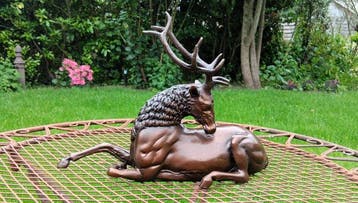 Tijdloze blikvanger - sculptuur, Brons liggend hert - 22 cm