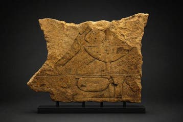 Oud-Egypte, kalksteenrelief dat een offertenscène uitbeeldt.