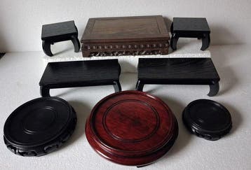 Standaard - Hout, 8 hardhouten , displays , stands ,
