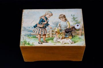 Antieke speeldoos Manivelle boite a musique meisjes met