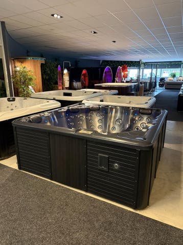 Luxe Jacuzzi/spa 230x230 cm – Extra Ruim Model met Loveseat, Ophalen, Zo goed als nieuw, Pomp, Vast