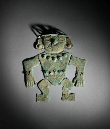 Oud Moche-koper staande krijger of beschermfiguur in
